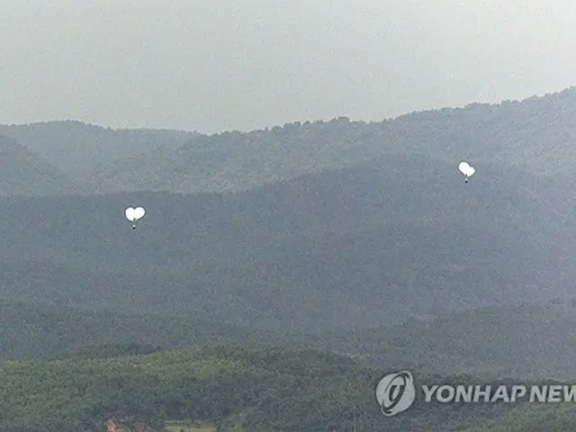 南北軍事境界線に近い京畿道・坡州の烏頭山統一展望台から眺めた北朝鮮地域の上空に風船が浮かんでいる＝５日、坡州（聯合ニュース）