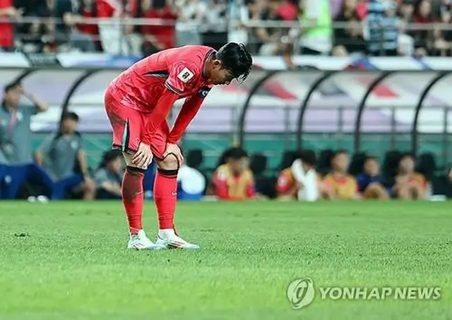 試合終了後、悔しがる韓国代表の主将、孫興ミン（ソン・フンミン）＝５日、ソウル（聯合ニュース）