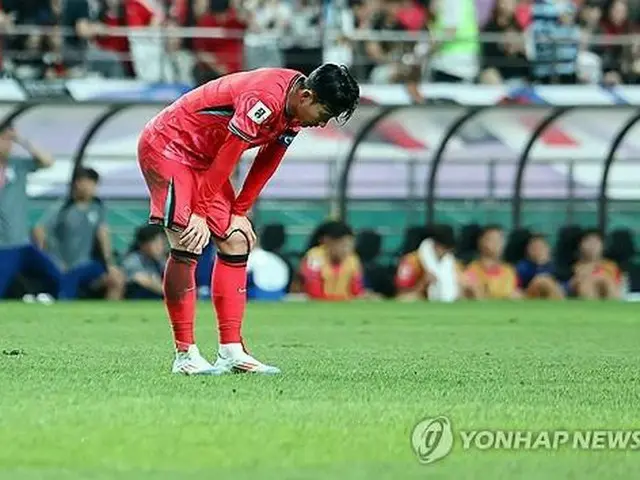 試合終了後、悔しがる韓国代表の主将、孫興ミン（ソン・フンミン）＝５日、ソウル（聯合ニュース）