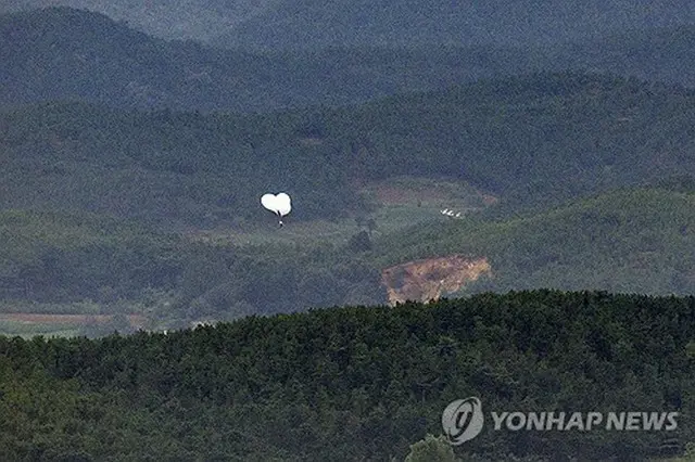 南北軍事境界線に近い京畿道・坡州の烏頭山統一展望台から眺めた北朝鮮地域の上空に風船が浮かんでいる＝５日、坡州（聯合ニュース）