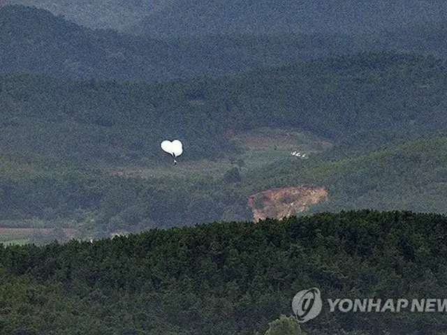 南北軍事境界線に近い京畿道・坡州の烏頭山統一展望台から眺めた北朝鮮地域の上空に風船が浮かんでいる＝５日、坡州（聯合ニュース）