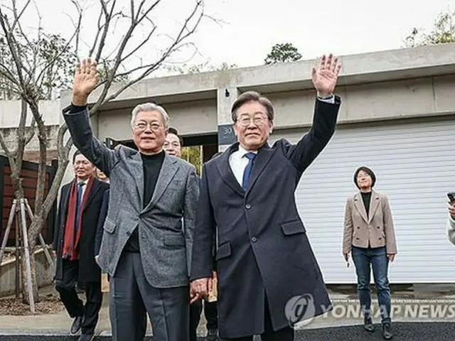 ２月２４日、文前大統領（左）の自宅を訪れた共に民主党の李代表（同党提供）＝（聯合ニュース）≪転載・転用禁止≫