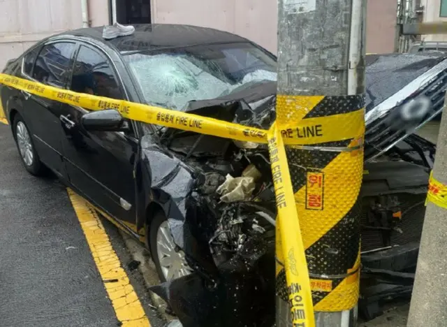 富川で80代が運転していた乗用車が「電柱」に突っ込む...3人が重軽傷＝韓国