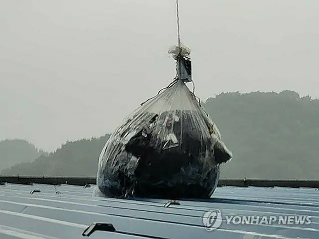 江原道原州市の建物の上で見つかった北朝鮮から飛んできたとみられるごみ風船（江原特別自治道消防本部提供）＝（聯合ニュース）≪転載・転用禁止≫