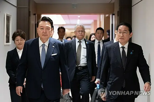 尹大統領（左）と岸田首相（大統領室通信写真記者団）＝６日、ソウル（聯合ニュース）