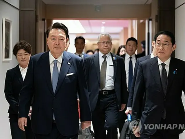 尹大統領（左）と岸田首相（大統領室通信写真記者団）＝６日、ソウル（聯合ニュース）