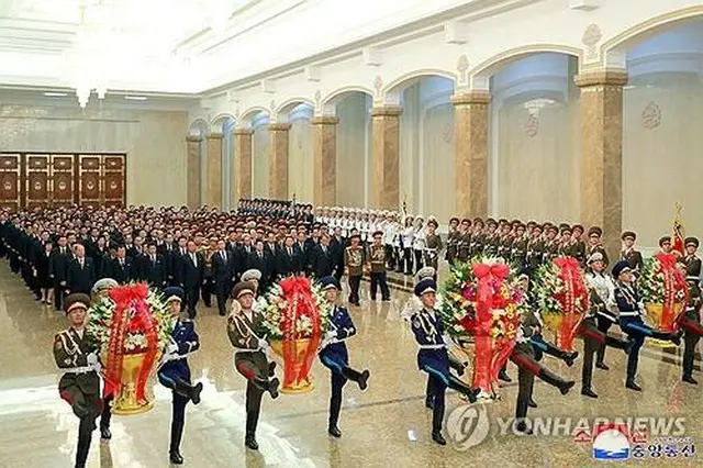 朝鮮中央通信は９日、建国記念日を迎えて金徳訓首相などの幹部らが８日に平壌の錦繍山太陽宮殿を参拝したと報じた＝（朝鮮中央通信＝聯合ニュース）≪転載・転用禁止≫