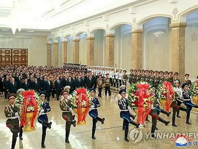 朝鮮中央通信は９日、建国記念日を迎えて金徳訓首相などの幹部らが８日に平壌の錦繍山太陽宮殿を参拝したと報じた＝（朝鮮中央通信＝聯合ニュース）≪転載・転用禁止≫