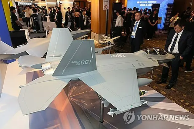 ソウル市内の会場に設置された韓国初の国産超音速戦闘機、ＫＦ２１の模型＝９日、ソウル（聯合ニュース）