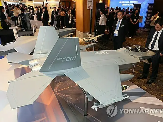 ソウル市内の会場に設置された韓国初の国産超音速戦闘機、ＫＦ２１の模型＝９日、ソウル（聯合ニュース）