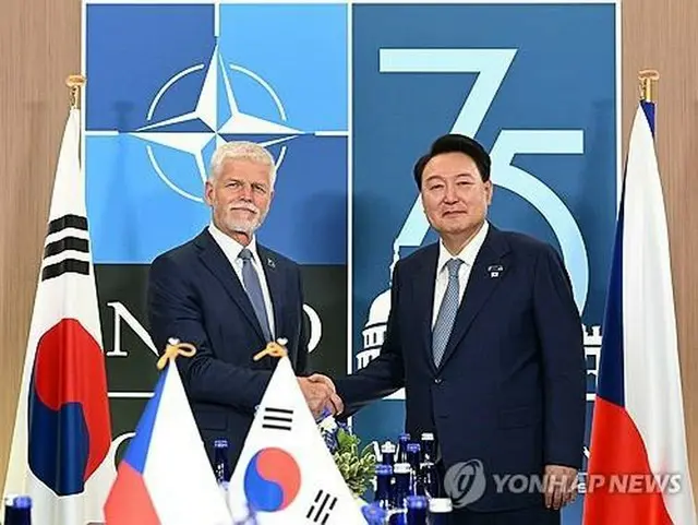 今年７月、北大西洋条約機構（ＮＡＴＯ）首脳会議に合わせ、米ワシントンで会談した韓国の尹大統領（右）とチェコのパベル大統領＝（聯合ニュース）