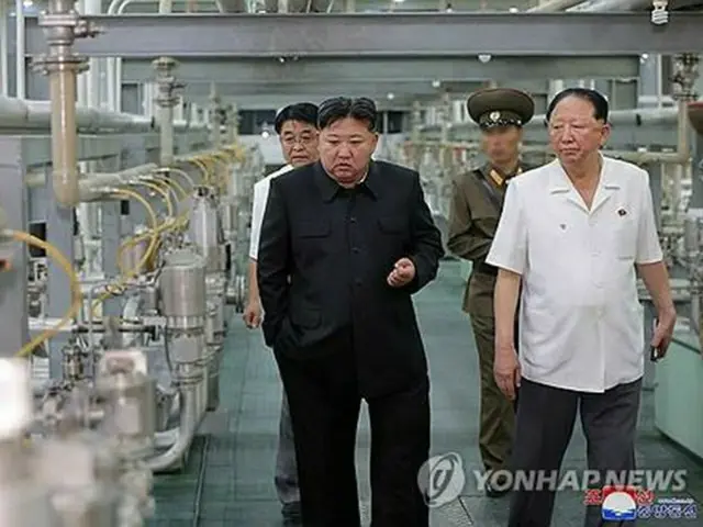 北朝鮮の朝鮮中央通信は１３日、金正恩氏が核兵器研究所と兵器級核物質生産施設を視察したと伝えた＝（朝鮮中央通信＝聯合ニュース）≪転載・転用禁止≫