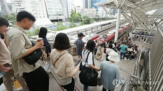 ソウル駅のホームに向かう帰省客ら＝１３日、ソウル（聯合ニュース）