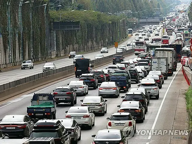 混雑する高速道路の下り線＝（聯合ニュース）