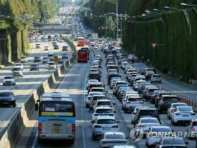 渋滞する高速道路の下り線＝（聯合ニュース）