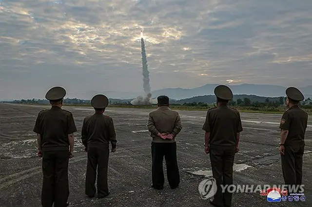 北朝鮮の朝鮮中央通信は１９日、新型戦術弾道ミサイル「火星１１」と改良型戦略巡航ミサイルの発射実験を１８日に実施し、成功したと報じた＝（朝鮮中央通信＝聯合ニュース）≪転載・転用禁止≫