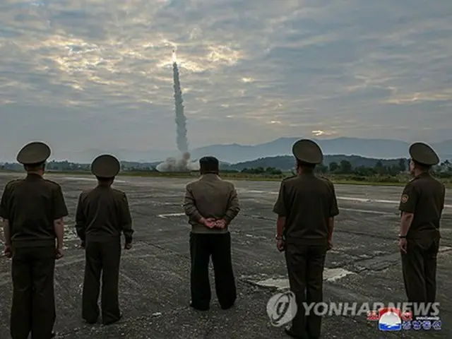 北朝鮮の朝鮮中央通信は１９日、新型戦術弾道ミサイル「火星１１」と改良型戦略巡航ミサイルの発射実験を１８日に実施し、成功したと報じた＝（朝鮮中央通信＝聯合ニュース）≪転載・転用禁止≫