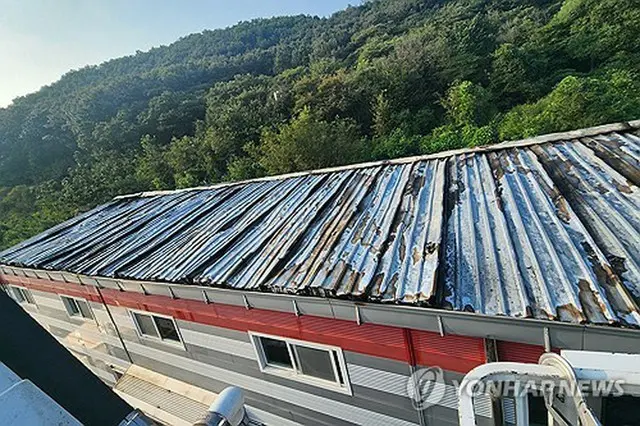 今月８日、南北軍事境界線に近い韓国北部・京畿道坡州市で、北朝鮮から飛んできた風船が倉庫の屋上に落下し、出火した。火はおよそ３時間後に消し止められた＝（聯合ニュース）