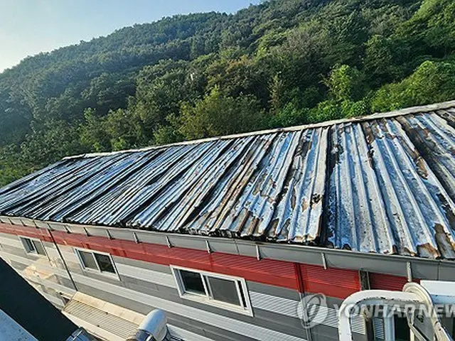 今月８日、南北軍事境界線に近い韓国北部・京畿道坡州市で、北朝鮮から飛んできた風船が倉庫の屋上に落下し、出火した。火はおよそ３時間後に消し止められた＝（聯合ニュース）