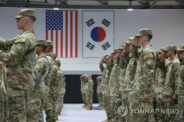 ７月に京畿道北部、東豆川の在韓米軍基地で開かれた任務交代式の会場。太極旗（韓国国旗）と星条旗（米国旗）が掲げられている＝（聯合ニュース）