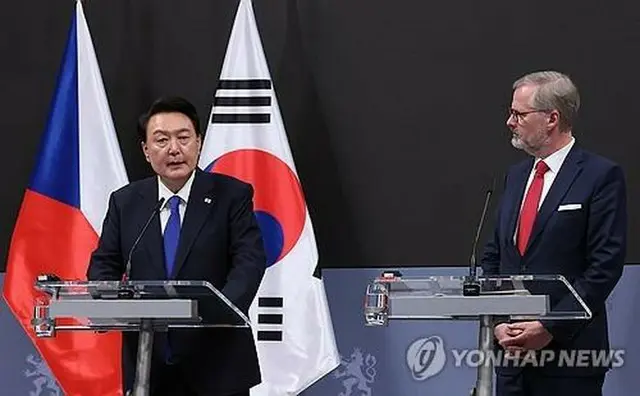 会談後、共同記者会見を行う韓国の尹大統領（左）とチェコのフィアラ首相＝２０日、プラハ（聯合ニュース）