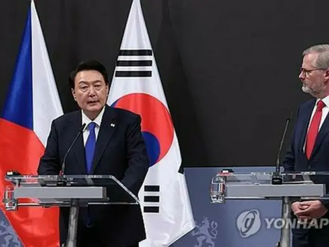 会談後、共同記者会見を行う韓国の尹大統領（左）とチェコのフィアラ首相＝２０日、プラハ（聯合ニュース）