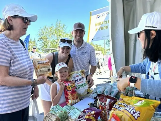 海外で行われた韓国スナック菓子のＰＲイベント（農林畜産食品部提供）＝（聯合ニュース）≪転載・転用禁止≫