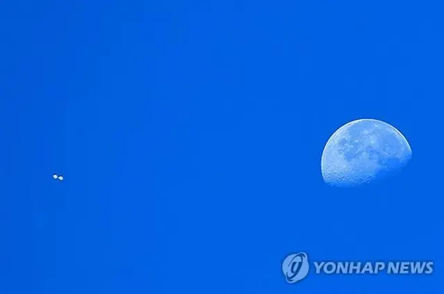 ソウル・竜山の上空で確認された北朝鮮のごみ風船とみられる物体＝２３日、ソウル（聯合ニュース）