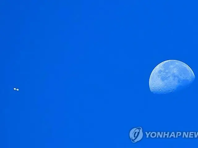 ソウル・竜山の上空で確認された北朝鮮のごみ風船とみられる物体＝２３日、ソウル（聯合ニュース）