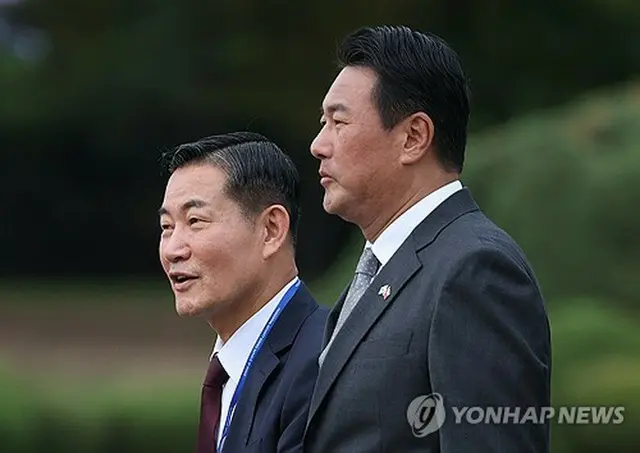 １９日、尹錫悦大統領のチェコ訪問に同行するためソウル南方、京畿道・城南のソウル空港（軍用空港）を出発する申源湜・国家安保室長（左）と金泰孝（キム・テヒョ）国家安保室第１次長＝（聯合ニュース）