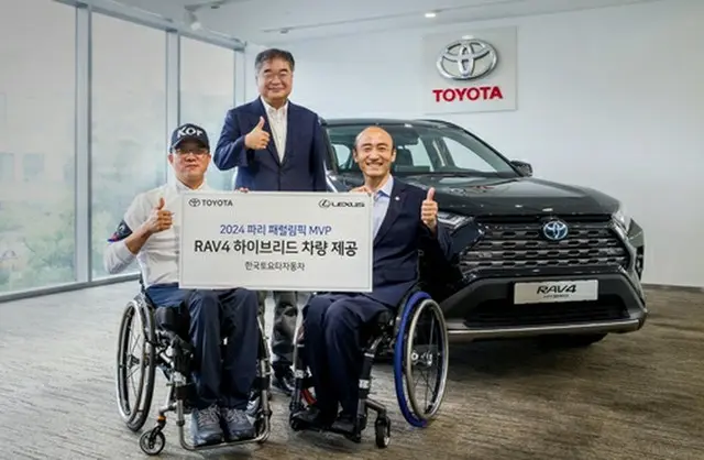 ＲＡＶ４の前で記念撮影する（左から）パク・ジンホ選手、今山学社長、大韓障害者体育会の鄭鎮ワン（チョン・ジンワン）会長（韓国トヨタ提供）＝（聯合ニュース）≪転載・転用禁止≫