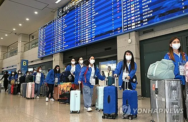 ８月６日、仁川国際空港に到着したフィリピン人労働者＝（聯合ニュース）