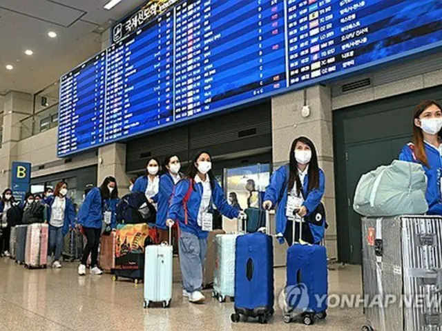 ８月６日、仁川国際空港に到着したフィリピン人労働者＝（聯合ニュース）