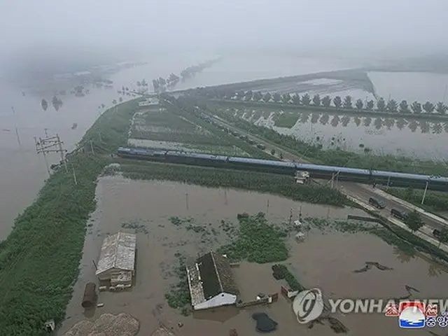 洪水により水没した新義州市の住宅＝（朝鮮中央通信＝聯合ニュース）≪転載・転用禁止≫