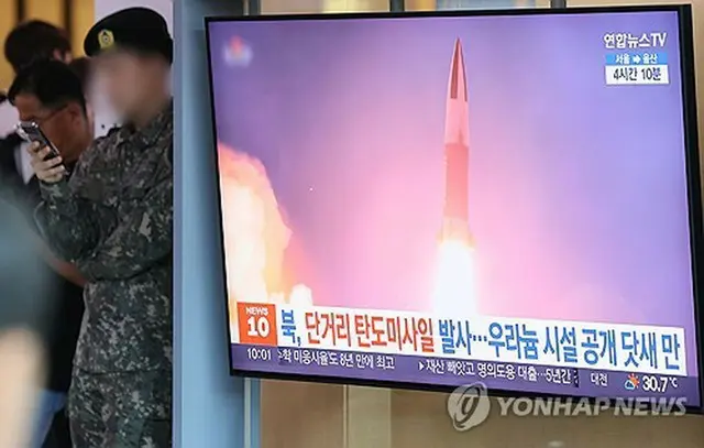 北朝鮮が短距離弾道ミサイルを発射した９月１８日、ソウル駅のテレビに映し出された関連ニュース＝（聯合ニュース）