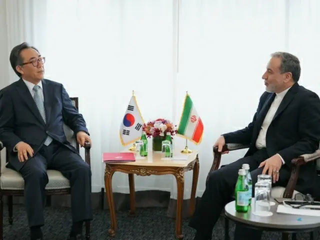 会談する韓国の趙兌烈・外交部長官（左）とイランのアラグチ外相（外交部提供）＝２６日、ニューヨーク（聯合ニュース）