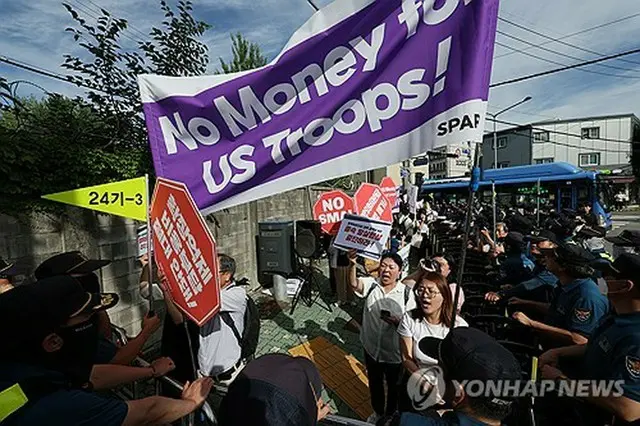 今年７月、ＳＭＡ締結に向けた交渉の中止を求めて集会を開く市民団体＝（聯合ニュース）