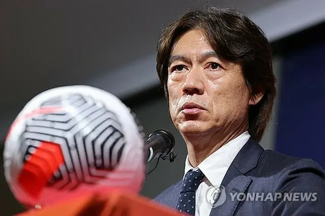 ２０２６年サッカー・ワールドカップ（Ｗ杯）のアジア最終予選第３戦、第４戦に出場する選手を発表する洪明甫監督＝３０日、ソウル（聯合ニュース）