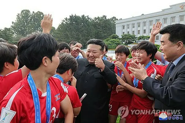 サッカー女子北朝鮮代表の選手たちに笑顔で親指を立てる金正恩氏＝（朝鮮中央通信＝聯合ニュース）≪転載・転用禁止≫