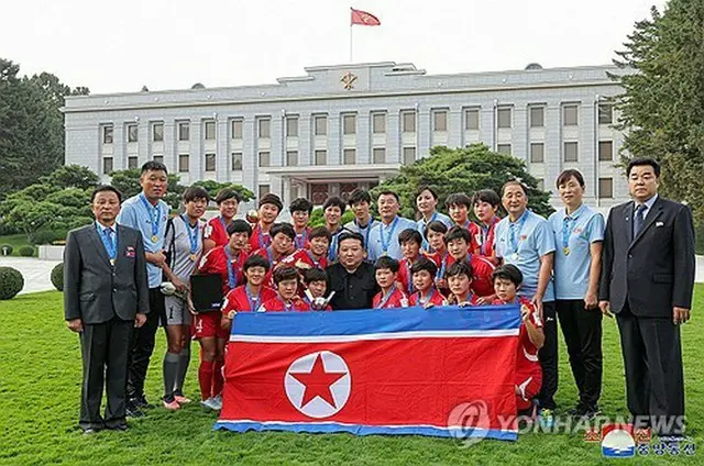 金正恩氏と記念撮影するサッカー女子北朝鮮代表＝（朝鮮中央通信＝聯合ニュース）≪転載・転用禁止≫