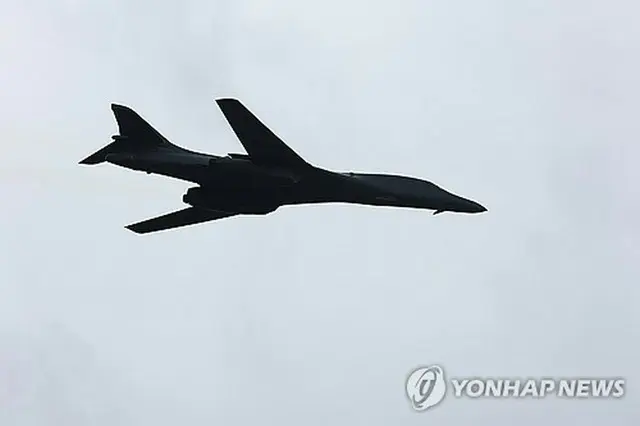 ソウル空港の上空を飛行する米戦略爆撃機Ｂ１Ｂランサー＝１日、城南（聯合ニュース）