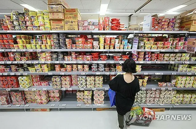 大型スーパーに陳列された即席麺（資料写真）＝（聯合ニュース）