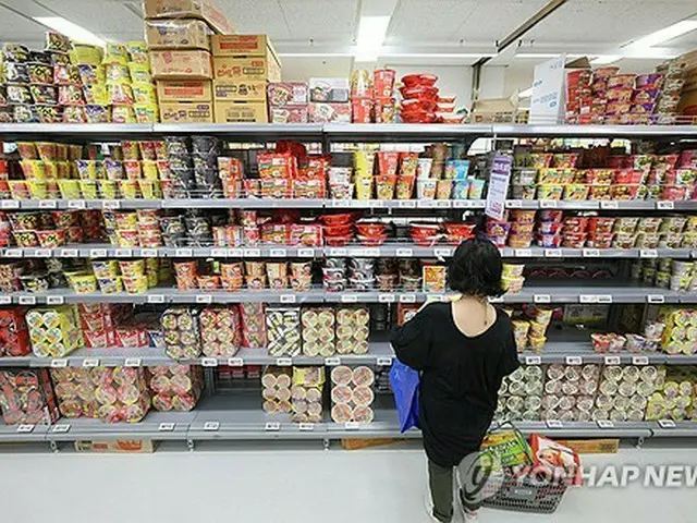 大型スーパーに陳列された即席麺（資料写真）＝（聯合ニュース）