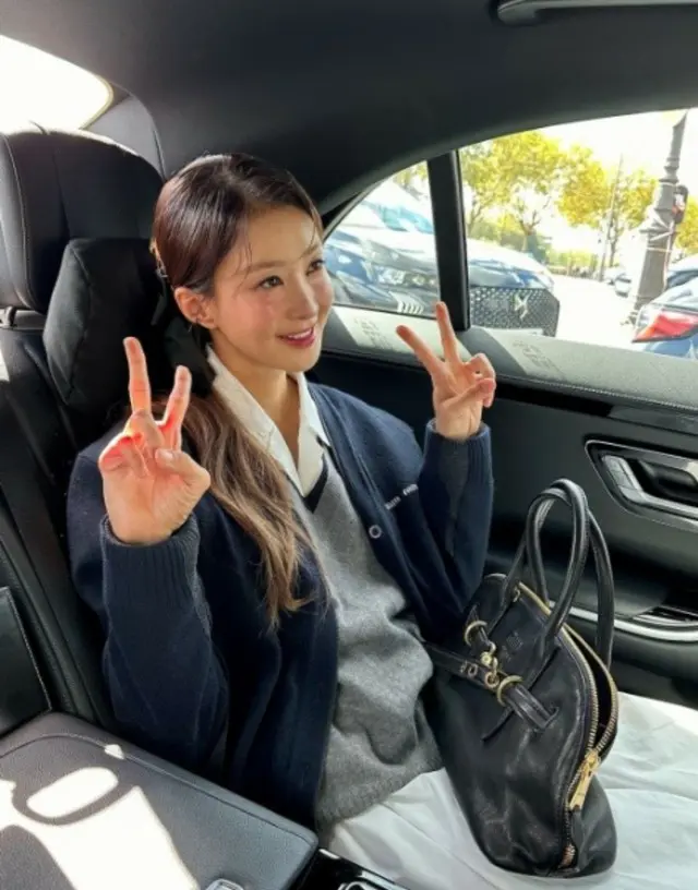 “最近竹島での写真で騒動”女優イ・シヨン、顔が変わった？ネットでの反応を意識したような投稿…パリでの近況公開