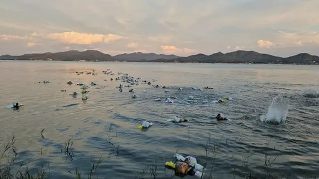 北朝鮮の方向へと流れるビニール袋（自由北朝鮮放送提供）＝（聯合ニュース）≪転載・転用禁止≫