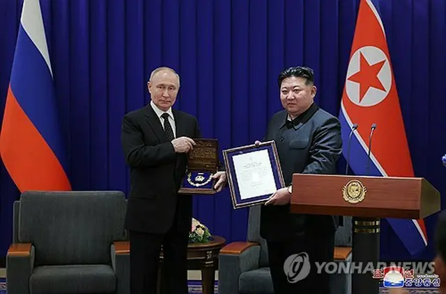 金正恩氏は、６月にプーチン氏が平壌を訪問した際に勲章を授与した＝（朝鮮中央通信＝聯合ニュース）≪転載・転用禁止≫