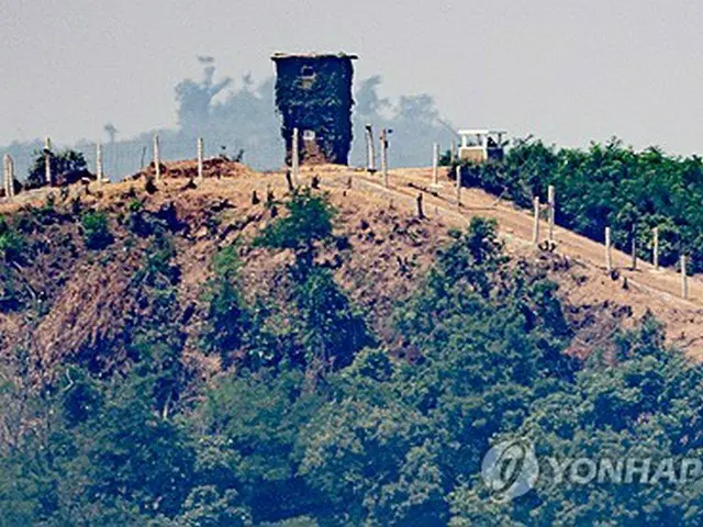 南北軍事境界線に近い韓国の京畿道・坡州から望む北朝鮮・開豊郡にある監視所。周辺に鉄柵と推定される構造物が設置されている（資料写真）＝（聯合ニュース）