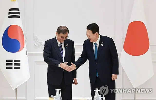 首脳会談で握手を交わす韓国の尹大統領（右）と日本の石破首相＝１０日、エンチャン（聯合ニュース）