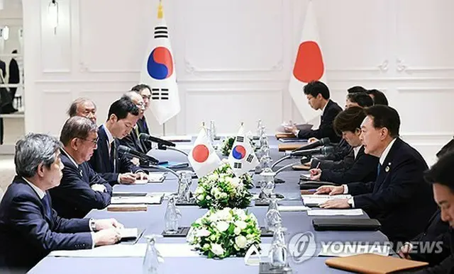 首脳会談を行う韓国の尹大統領（右側）と日本の石破首相＝１０日、エンチャン（聯合ニュース）