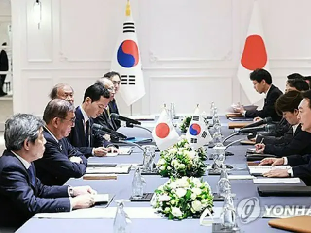 首脳会談を行う韓国の尹大統領（右側）と日本の石破首相＝１０日、エンチャン（聯合ニュース）